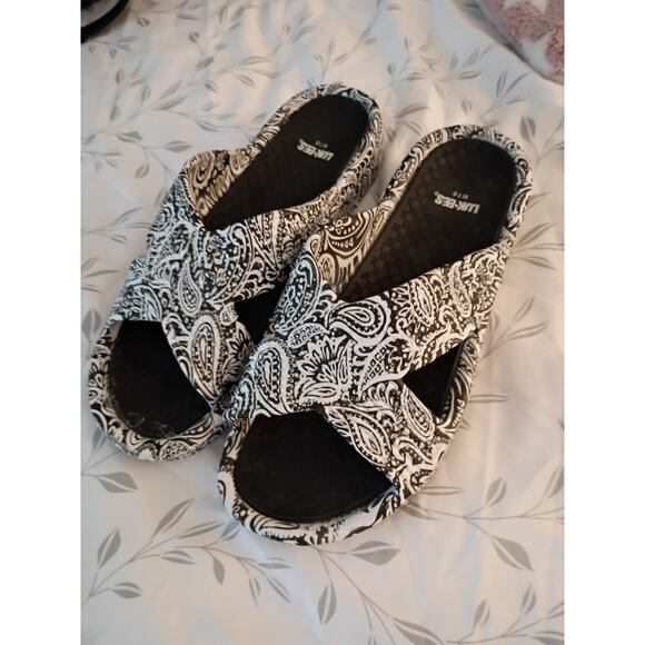 LUK-EES Graphic Sandals Size 7/8 - Picture 3 of 5